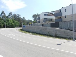 Muro en mampostería Gris Mondariz con remate en Perpiaño